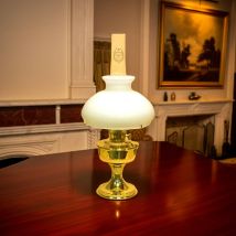 Aladdin jalallinen pöytälamppu opaalilasikuvulla, messinki